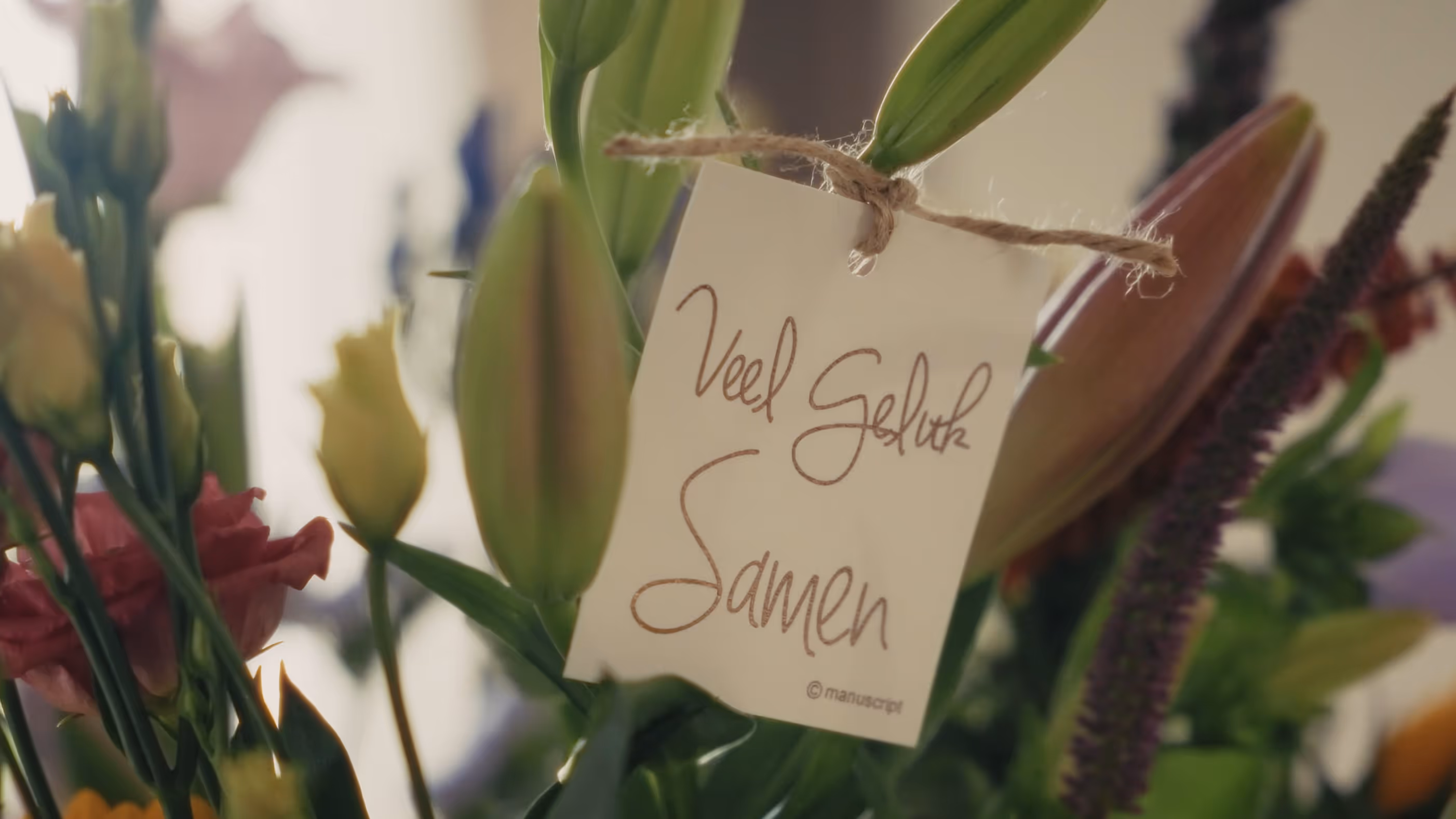 Boeket met een kaartje met de boodschap: 'Veel geluk samen!'.